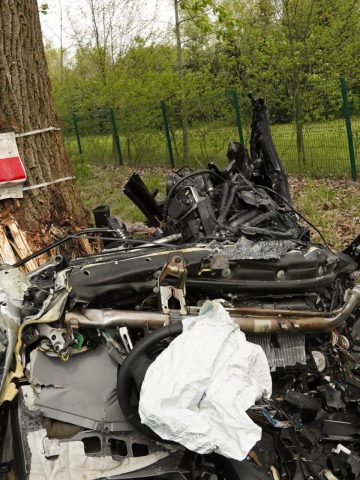 Samochód uderzył w drzewo. Kierowca BMW nie przeżył. Samochód uderzył w drzewo. Kierowca BMW nie przeżył.