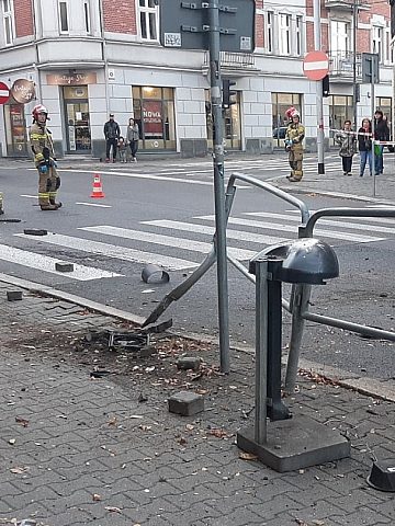 Na tym przejściu dla pieszych mogło dojść do tragedii - Kia wjechała w grupę przechodniów Na tym przejściu dla pieszych mogło dojść do tragedii - Kia wjechała w grupę przechodniów