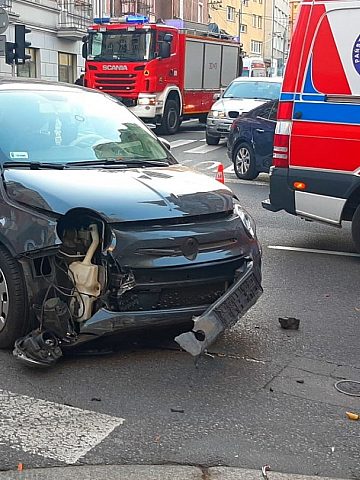 Fiat 500 uderzył w Kię na rogu Francuskiej i Wojewódzkiej Fiat 500 uderzył w Kię na rogu Francuskiej i Wojewódzkiej