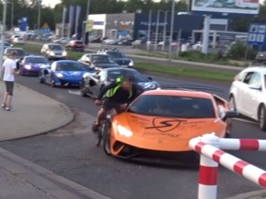 Rowerzysta zderzył się z Lamborghini… i przeżył! Zderzenie z cyklista