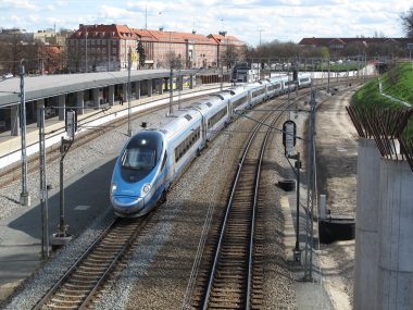 Wiatr spowodował utrudnienia na kolei Wiatr spowodował utrudnienia na kolei
