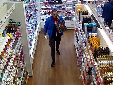 Okradł drogerię w Katowicach przy Al. Roździńskiego. Rozpoznajecie tego mężczyznę? Kradziez