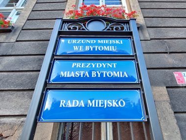 Bytom Tablice po śląsku przed Urzędem Miejskim Bytom Tablice po śląsku przed Urzędem Miejskim