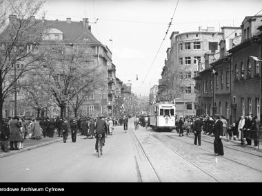 Tak budowano ostatni w Katowicach tramwaj na południe Tramwaj na ul. Kościuszki w Katowicach w roku 1937