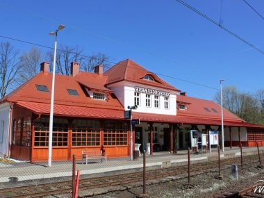 Stacja kolejowa w Wiśle zostanie „Dworcem Roku”? Kibicujemy! Wisła Dworzec kolejowy po renowacji