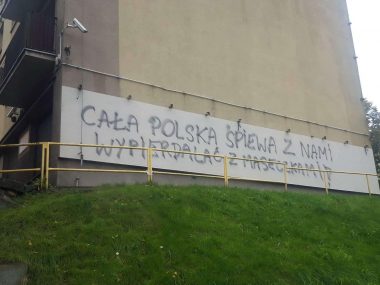 Antycovidowcy zniszczyli blok w Dąbrówce Małej. Powstało nowe graffiti Burowiec