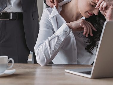 Powiedziały głośno o tym co im robi. Teraz boją się o swoją pracę Molestowanie
