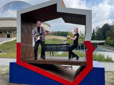 Skrzypiące tapczany patriotyzmu. Prezent dla historii Śląska Ławka chorzow