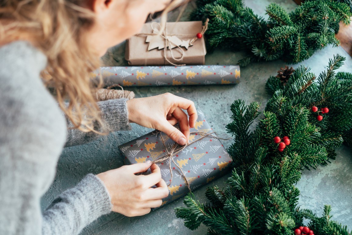 Polacy oszczędniej podchodzą do prezentów świątecznych. Co będziemy kupować?