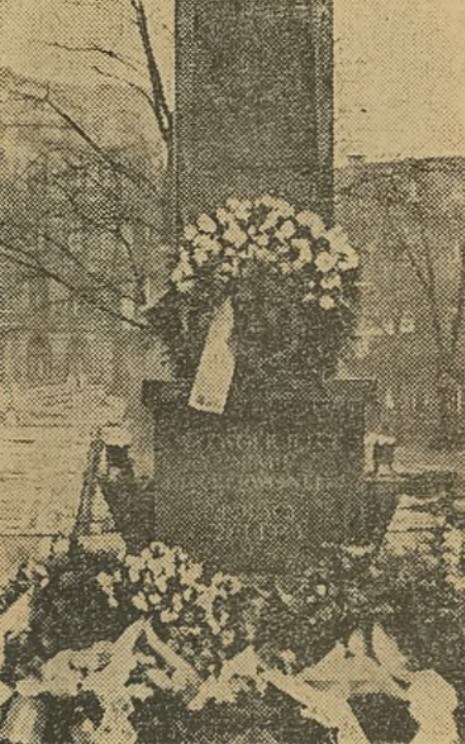 Pierwszy pomnik ku czci Armii Czerwonej na placu Wolności