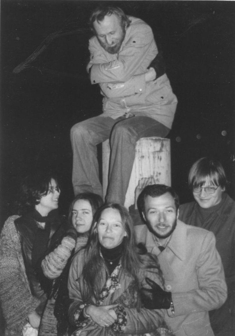 Na górze Henryk Waniek. Na dole od lewej: Magda Zembaty, Joanna Waniek, Małgorzata Braunek, Maciej Karpiński, Maciej Zembaty. Warszawa 1976. Fot. Wydawnictwo Literackie.