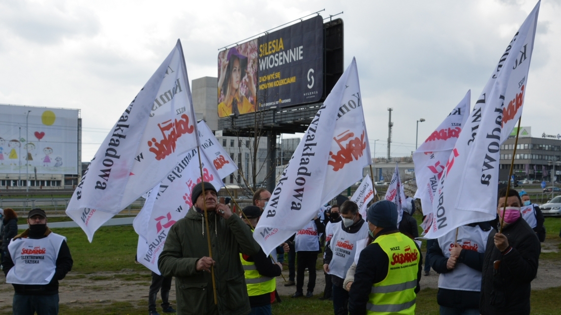 Związki zawodowe protestujące przed siedzibą Taurona w Katowicach