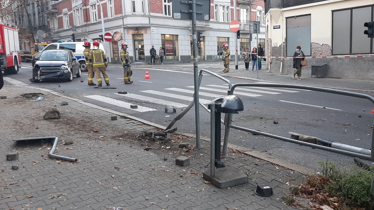 Na tym przejściu dla pieszych mogło dojść do tragedii - Kia wjechała w grupę przechodniów