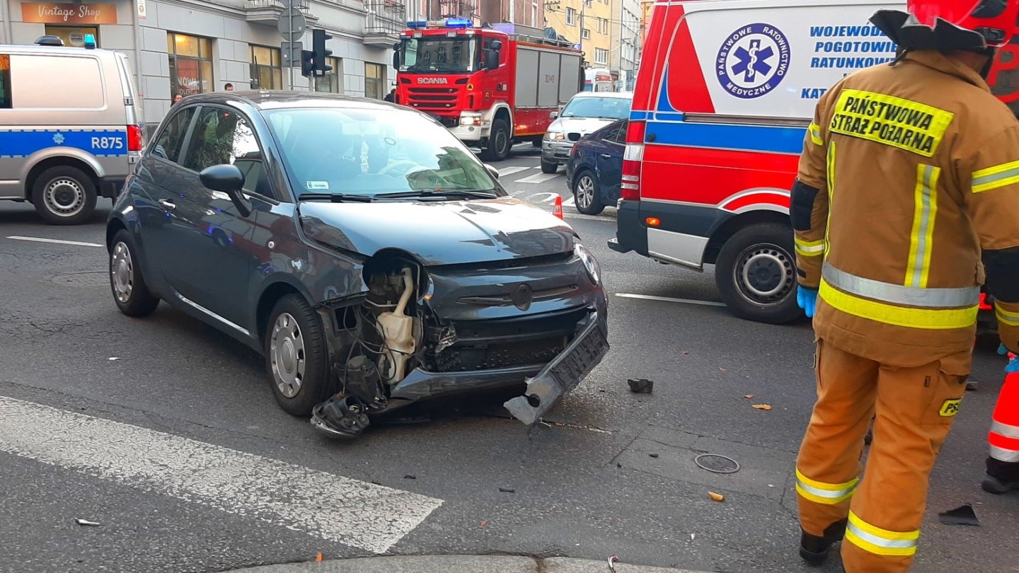 Fiat 500 uderzył w Kię na rogu Francuskiej i Wojewódzkiej