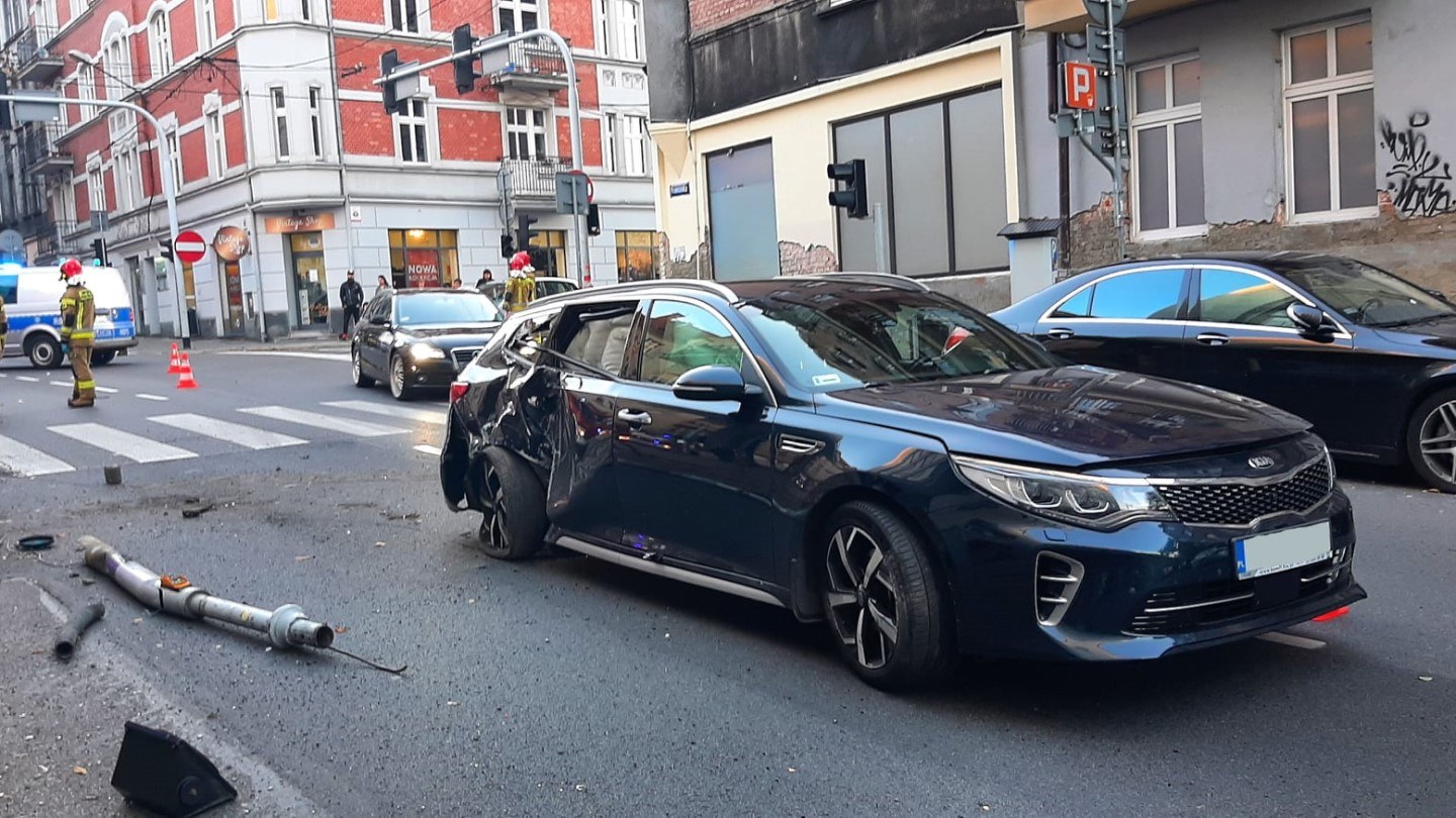 Kia bokiem ścięła sygnalizator, znak drogowy i wjechała w pieszych