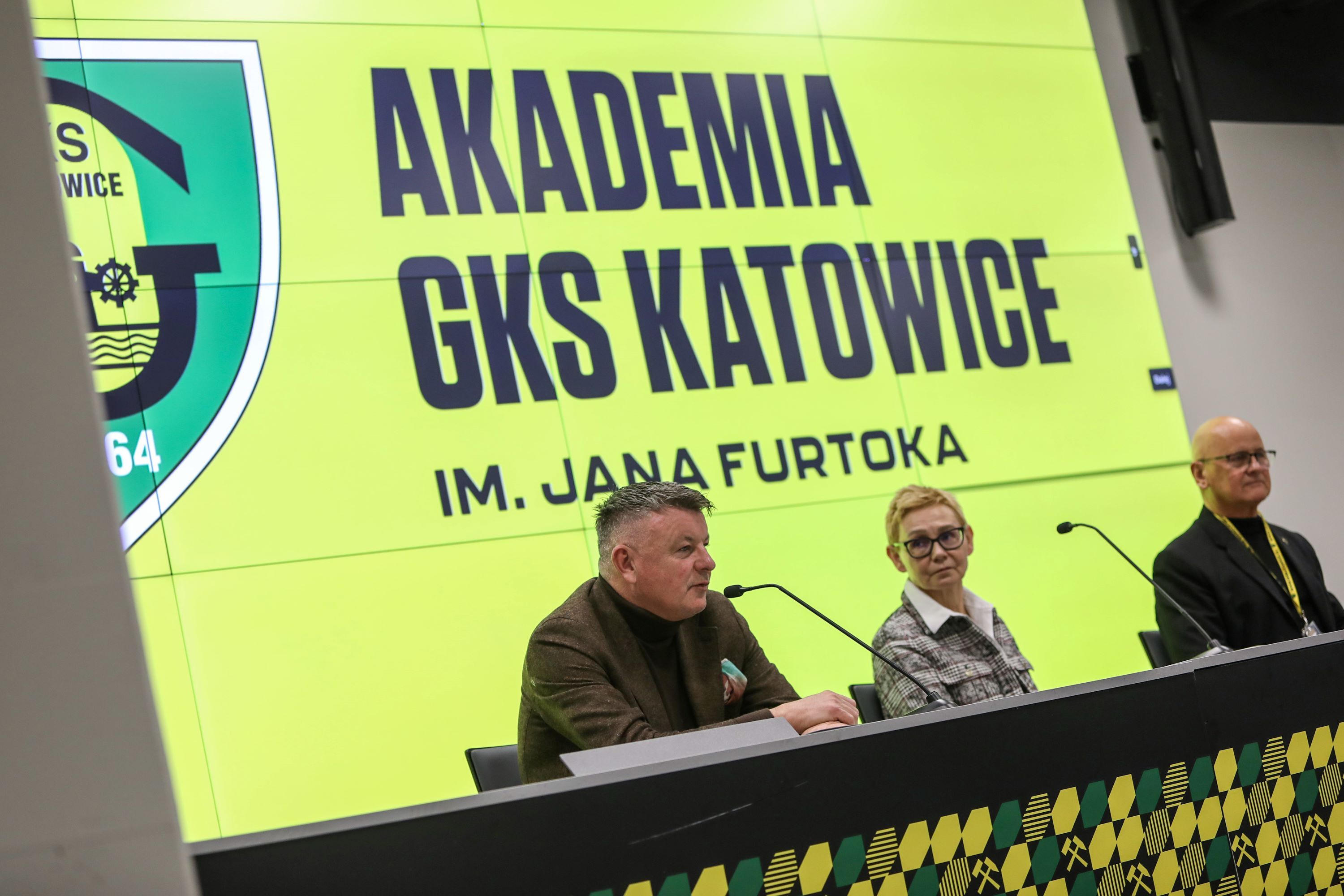 Od lewej: Rafał Górak - trener GKS Katowice, Kinga Pajerska-Krasnowska, prezes Akademii GKS Katowice i Sławomir Witek, prezes GKS GieKSa Katowice S.A.