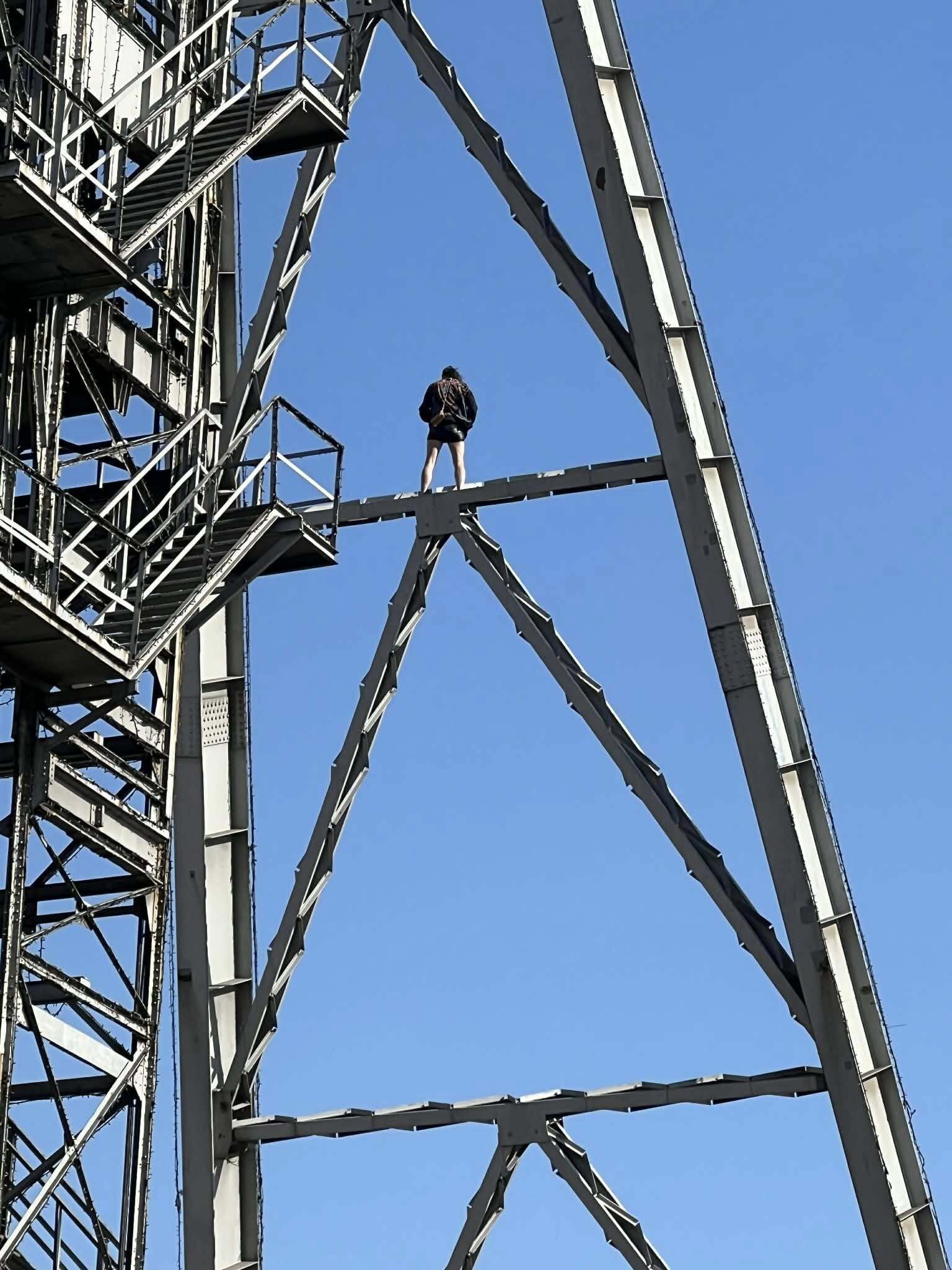 Mężczyzna wspiął się na wieżę przy SCC Katowice