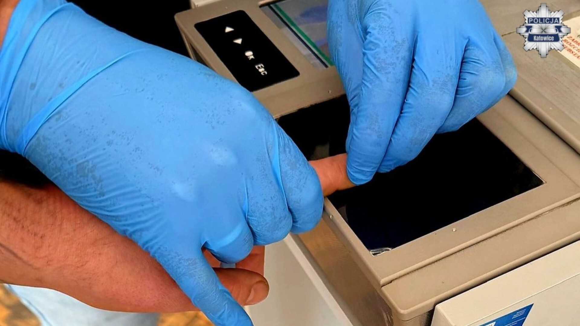 Katowice-Bogucice. Zniszczył i okradł samochody przy ulicach Leopolda Markiefki i Krzysztofa Mieroszewskiego. Zatrzymano go. 13 marca 2026