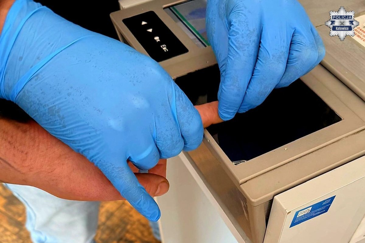 Katowice-Bogucice. Zniszczył i okradł samochody przy ulicach Leopolda Markiefki i Krzysztofa Mieroszewskiego. Zatrzymano go. 13 marca 2026