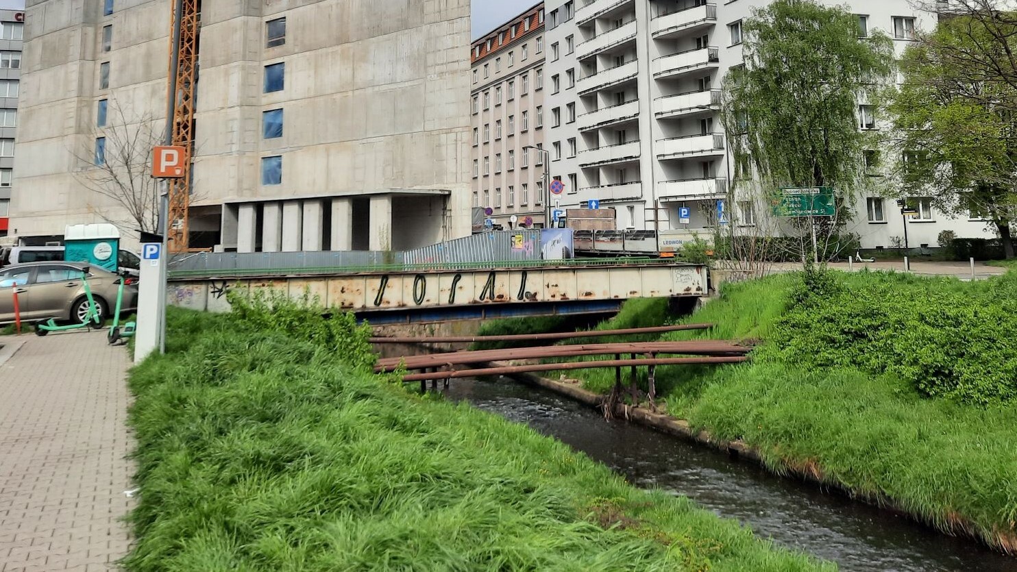 Kładka nad Rawą w centrum Katowic idzie do remontu. Nie będzie można tamtędy przechodzić w czasie prac