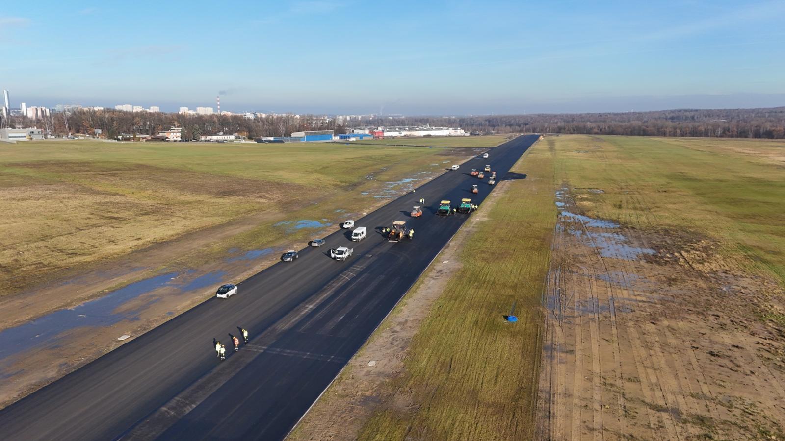 Lotnisko Muchowiec Ukladanie warstwy scieralnej pasa startowego 2