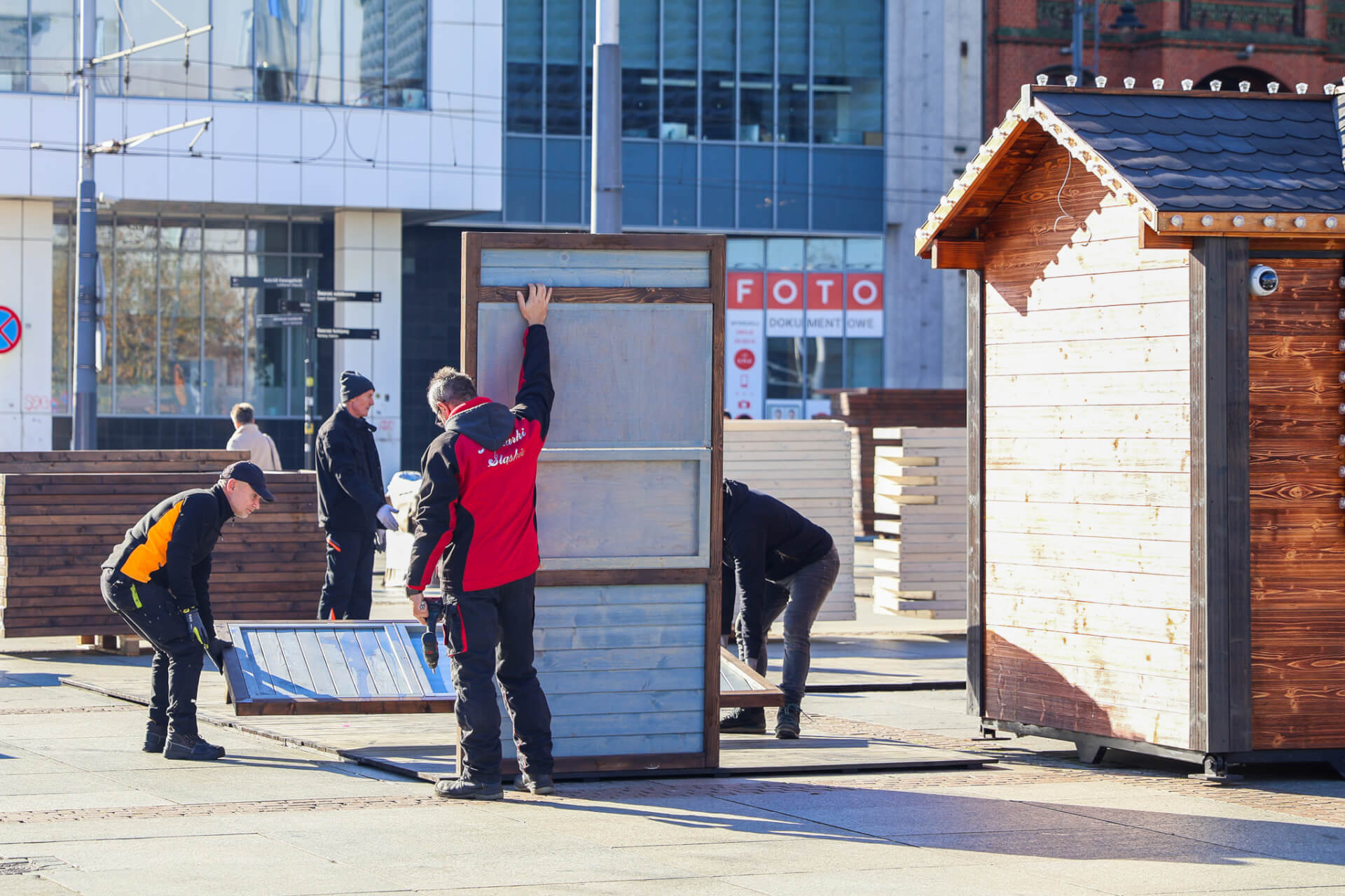 Na katowickim rynku ustawiane są jarmarczne budki