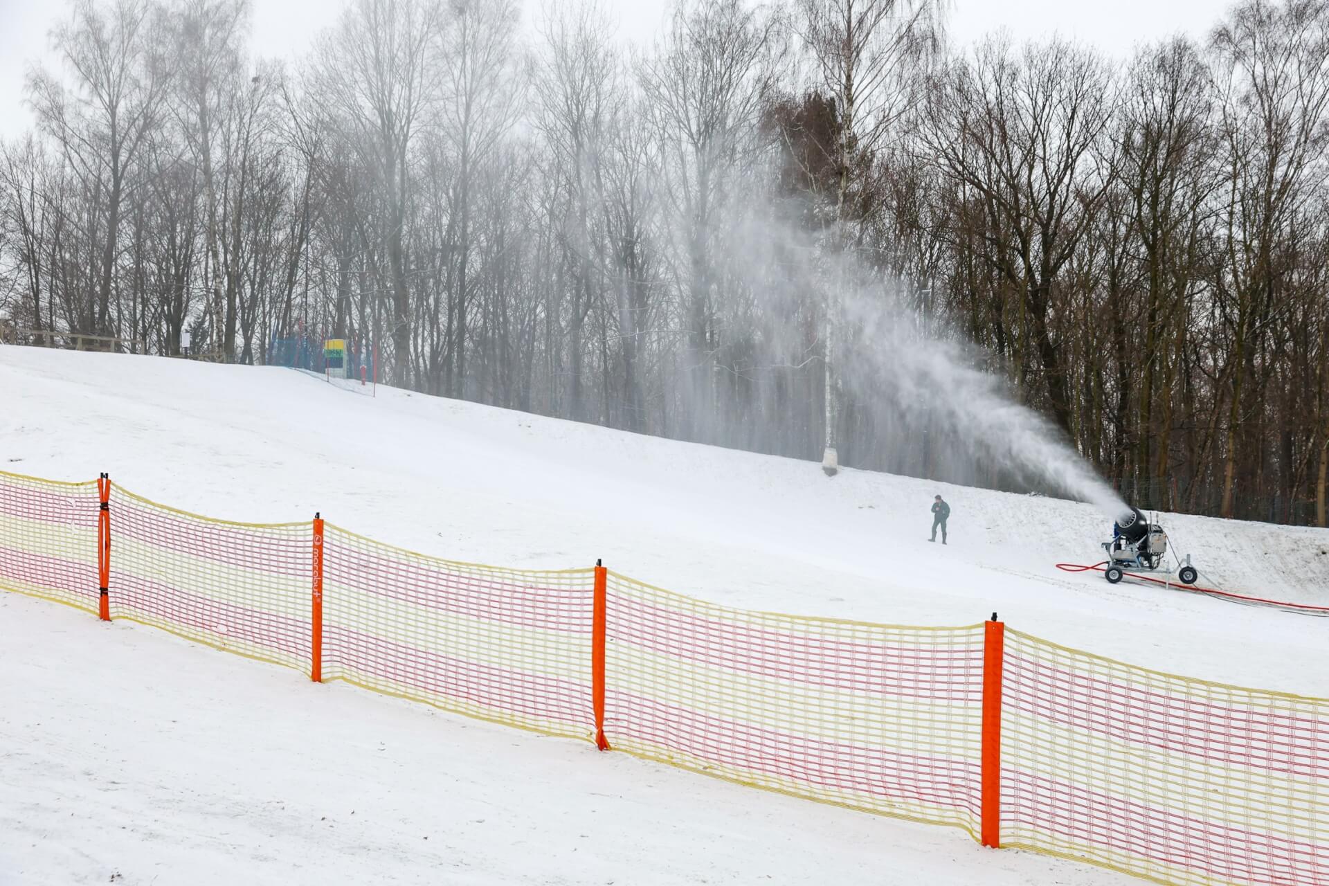 Trwa naśnieżanie toru saneczkowego i górki w Parku Kościuszki
