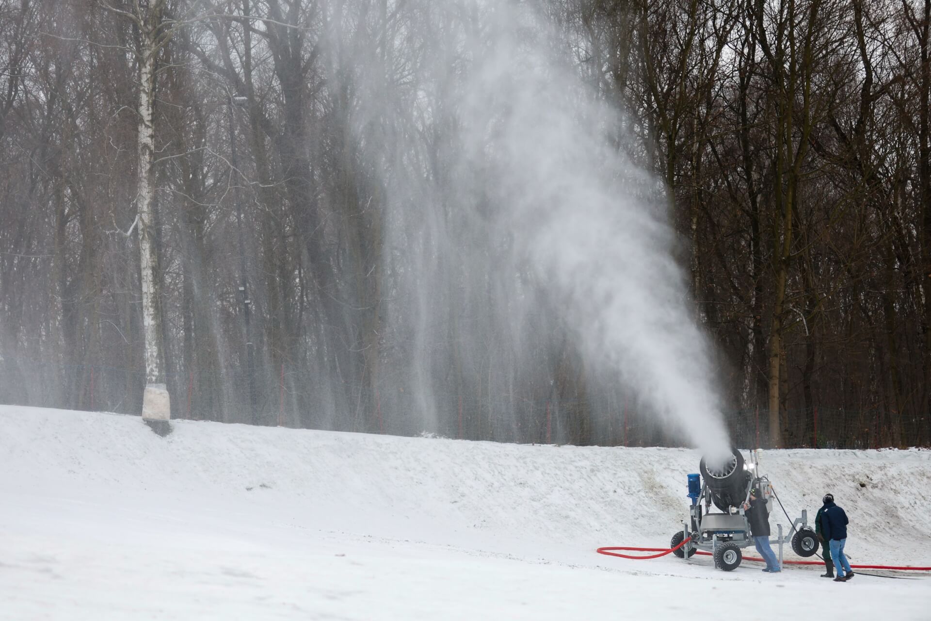 Trwa naśnieżanie toru saneczkowego i górki w Parku Kościuszki