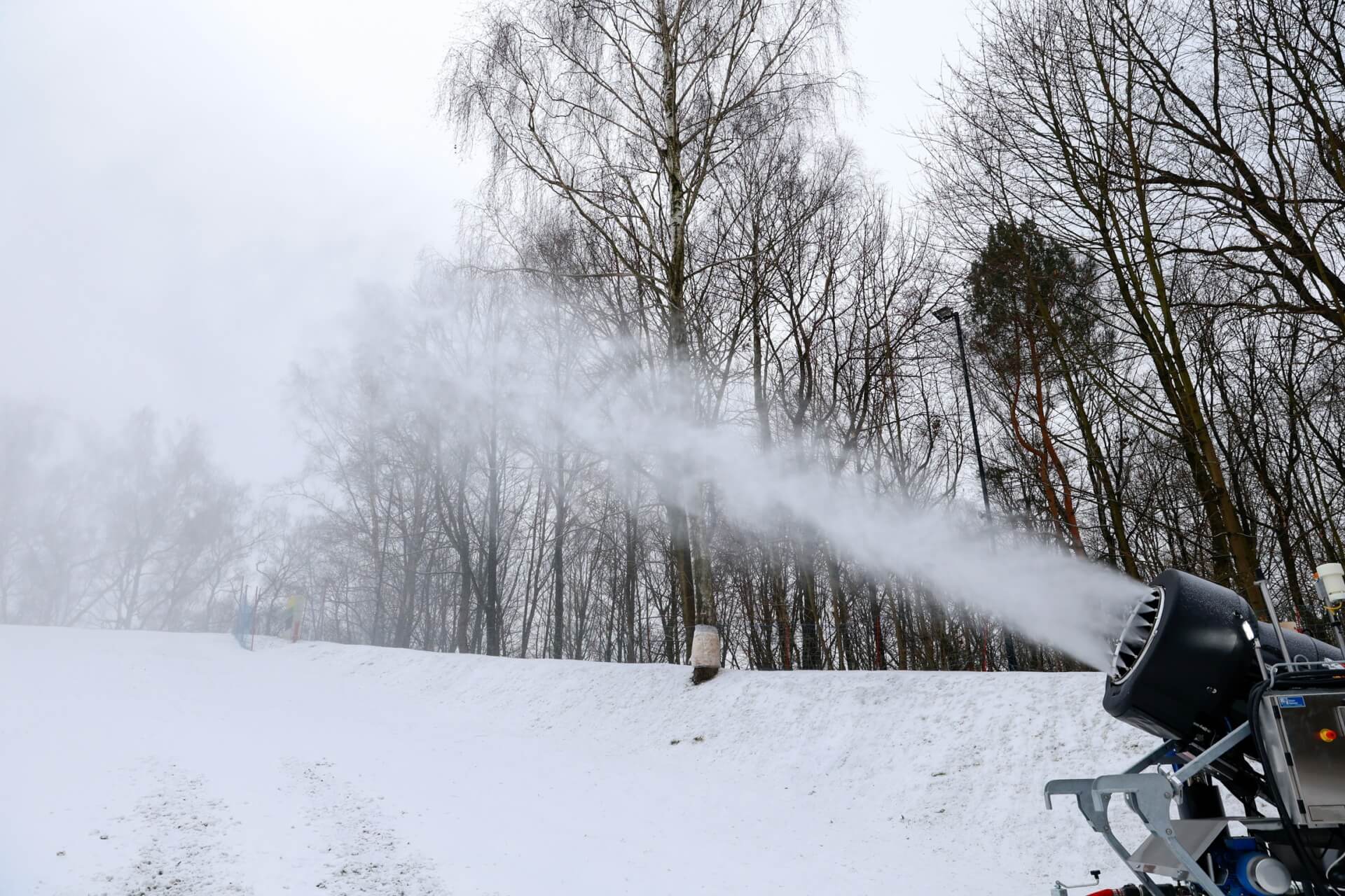 Trwa naśnieżanie toru saneczkowego i górki w Parku Kościuszki