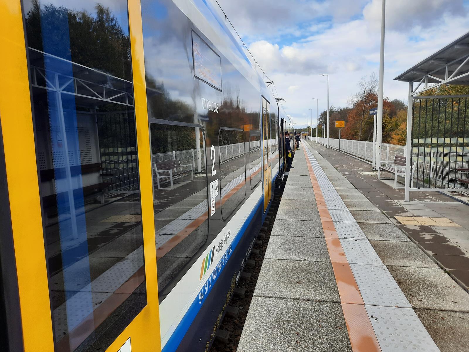Pociąg Kolei Śląskich na stacji Katowice Kostuchna