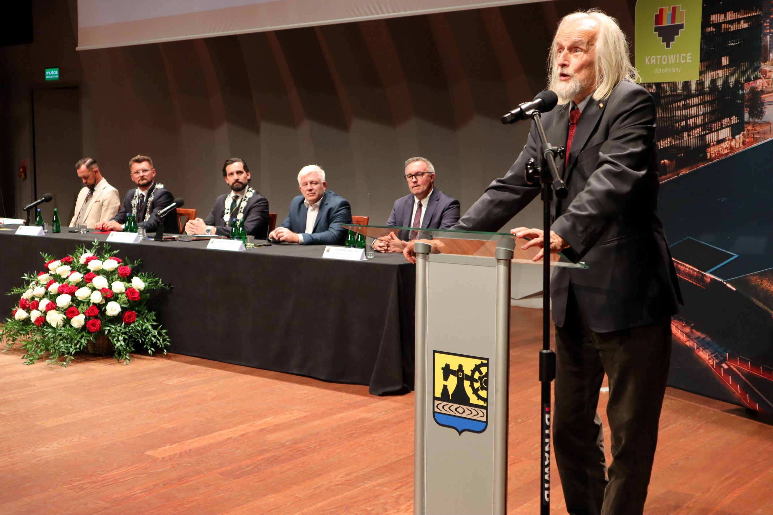 Uroczysta sesja Rady Miasta Katowice. Z prawej prof. Tadeusz Sławek