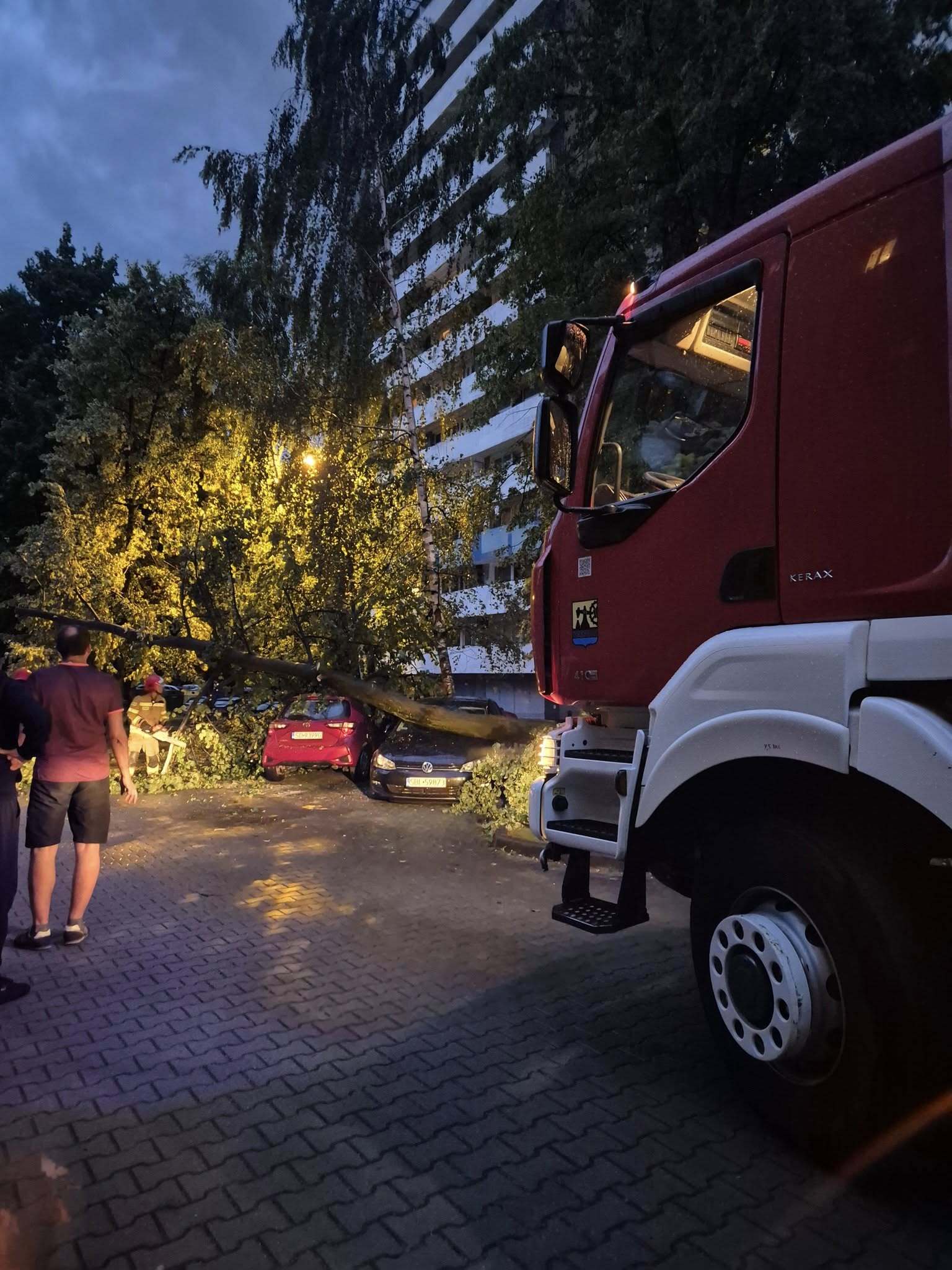 Skutki burzy osiedle Tysiaclecia Katowice 1