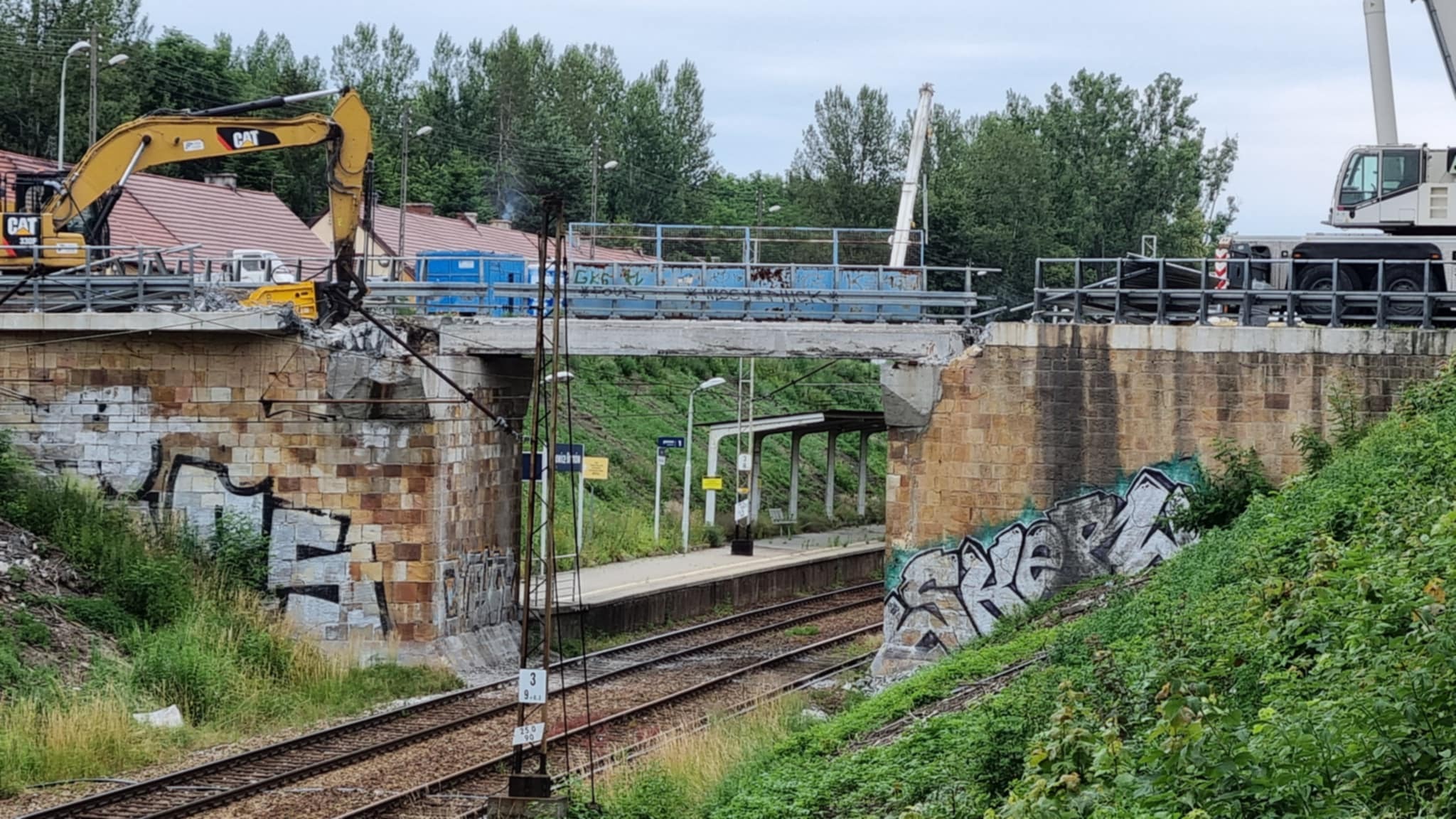 Stary wiadukt na ulicy Dobrego Urobku jest wyburzany