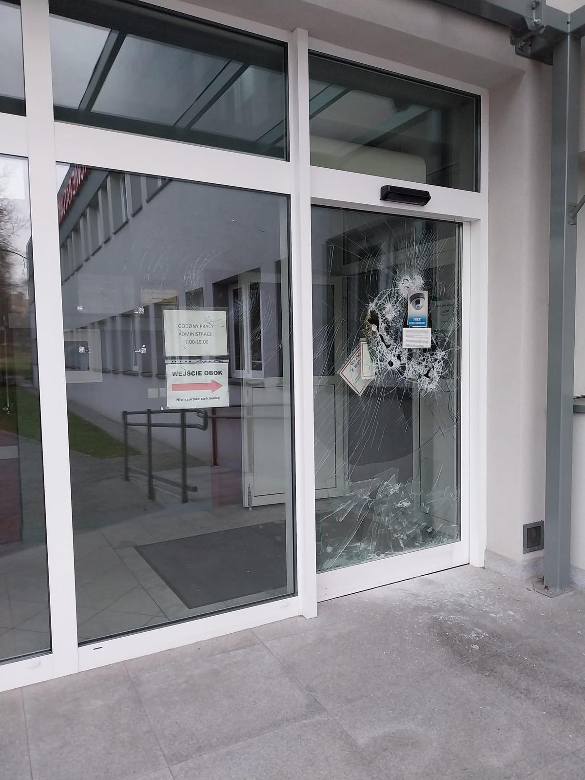 Szaleniec zdewastowal wejscie pogotowie Katowice 3