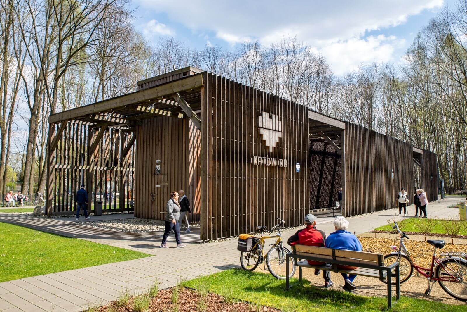 Tężnia w parku Zadole ma wymiary 116 m x 378 m łącznie z konstrukcją drewnianą stref inhalacyjnych i 7 m wysokości