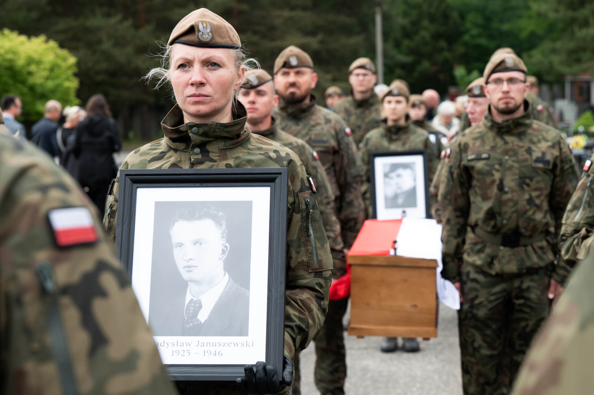 Uroczysty pogrzeb po latach w kwaterze akowców na cmentarzu komunalnym w Katowicach 11