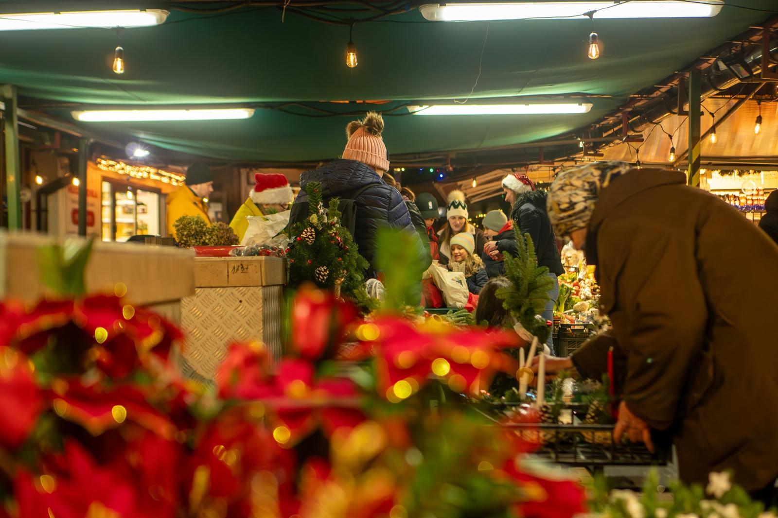W grudniu na targowisku na Placu Miarki organizowany był Nocny Targ Copy