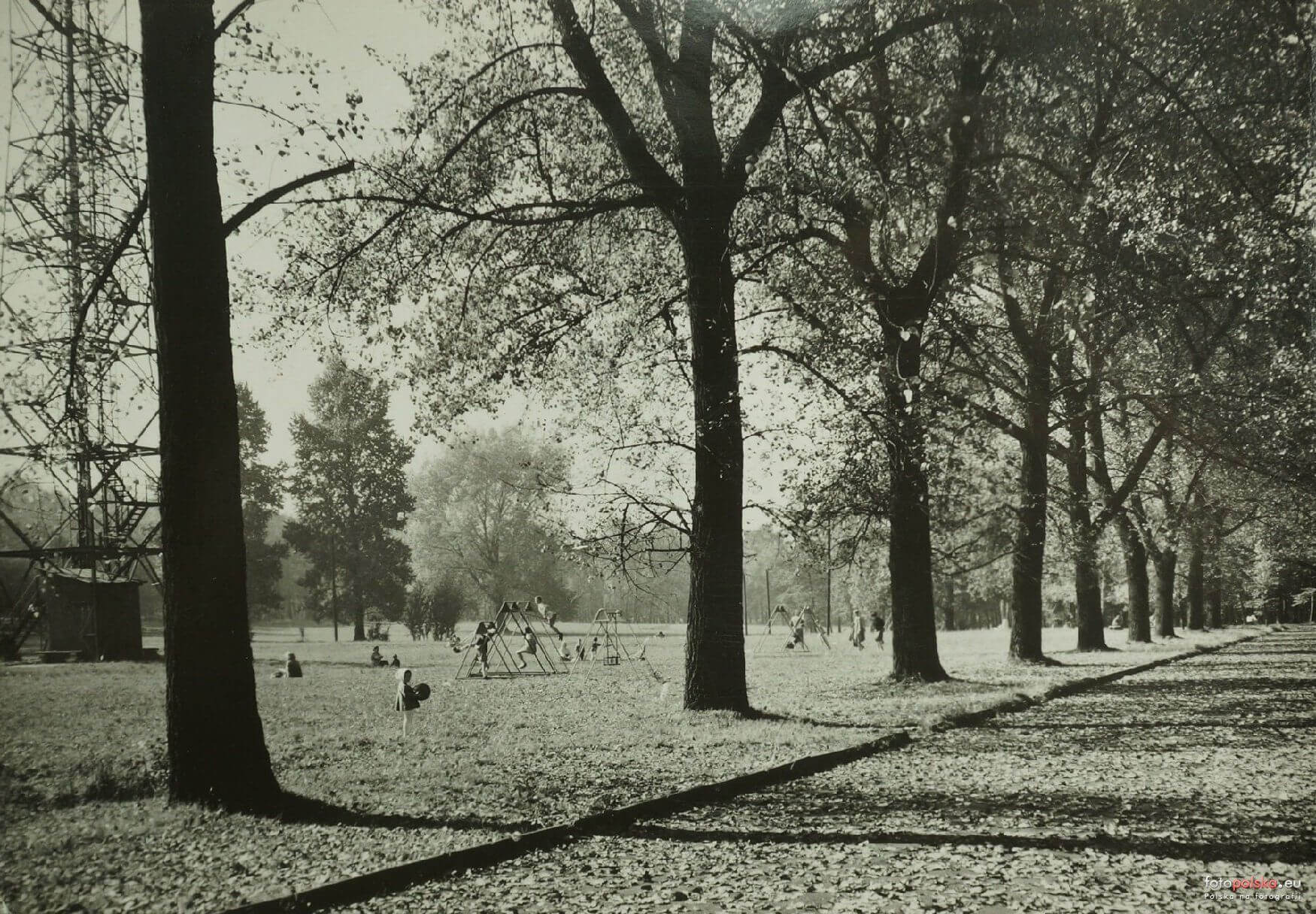 Otoczenie wieży spadochronowej, zdjęcie archiwalne. Fotopolska.eu