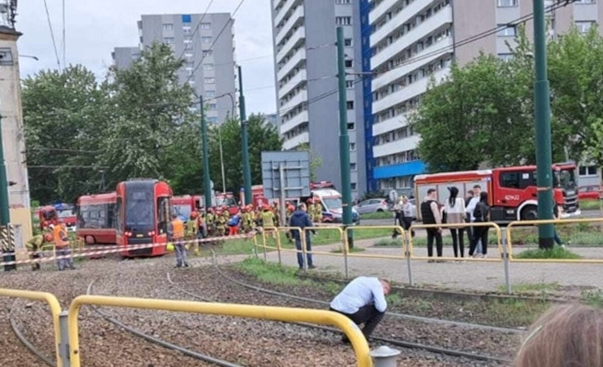 Wykolejony tramwaj na ulicy Chorzowskiej w Katowicach