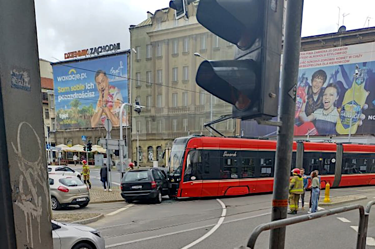 Zderzenie tramwaju z samochodem w Katowicach
