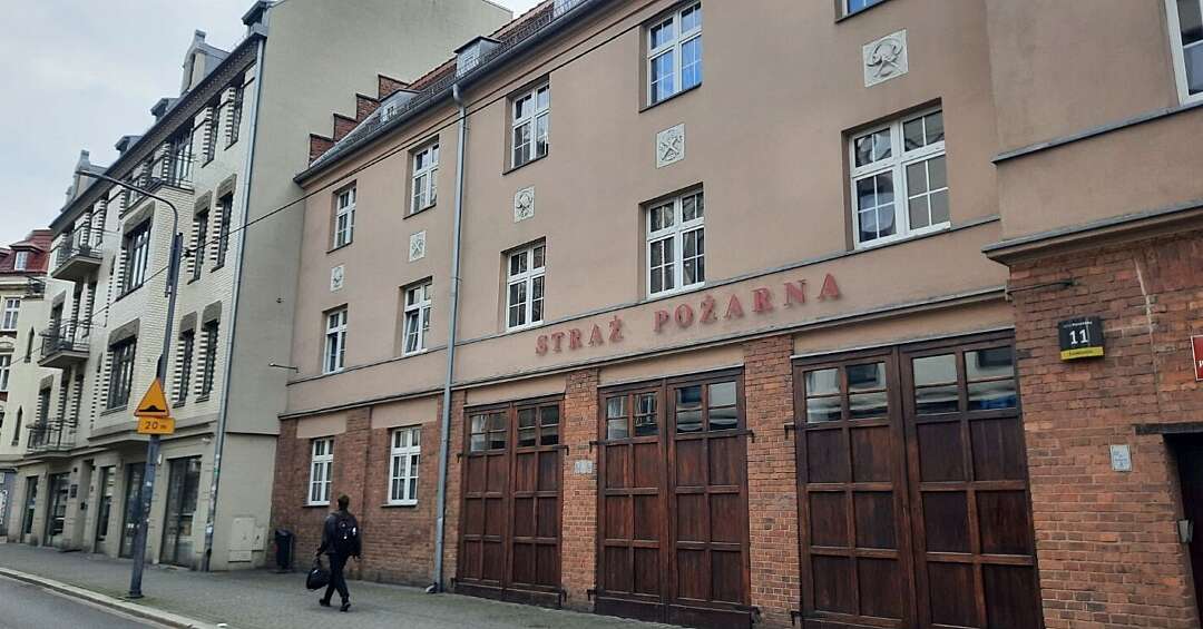 Zabytkowy budynek straży pożarnej w centrum Katowic przechodzi remont. Ale tylko wnętrz