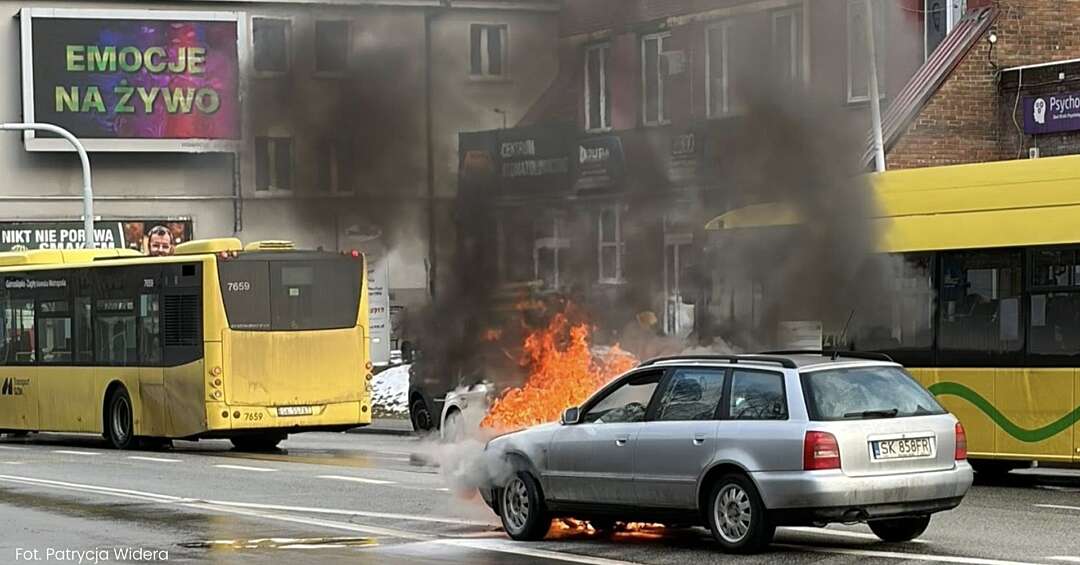 Katowice. Mikołowska zablokowana. Pożar samochodu sparaliżował ruch na tej ważnej drodze