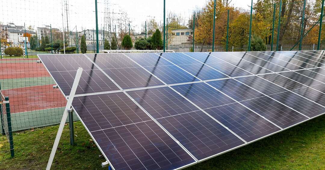 Katowice stawiają na odnawialne źródła energii. Trwa budowa instalacji fotowoltaicznych na miejskich obiektach
