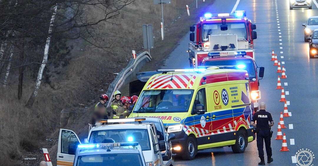 Tragiczny wypadek na ekspresówce pod Tychami. Nie żyje 23-latek. Wyszedł z auta, przejechał go inny pojazd
