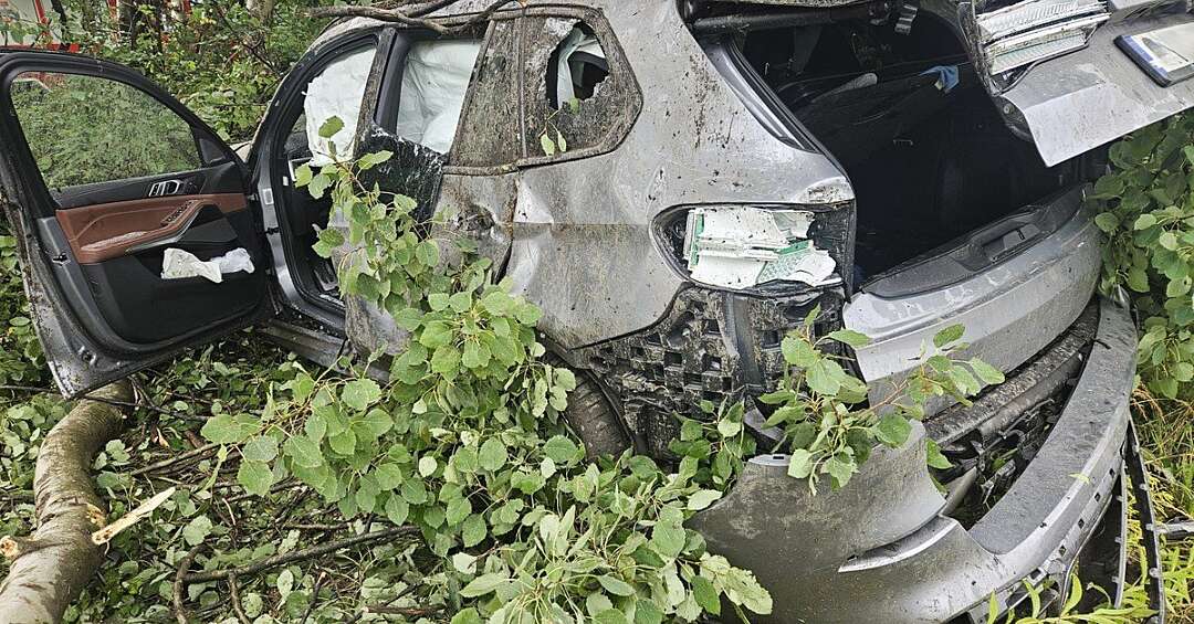 Katowiczanin rozbił BMW na DK81. Auto dachowało, mężczyzna trafił do szpitala