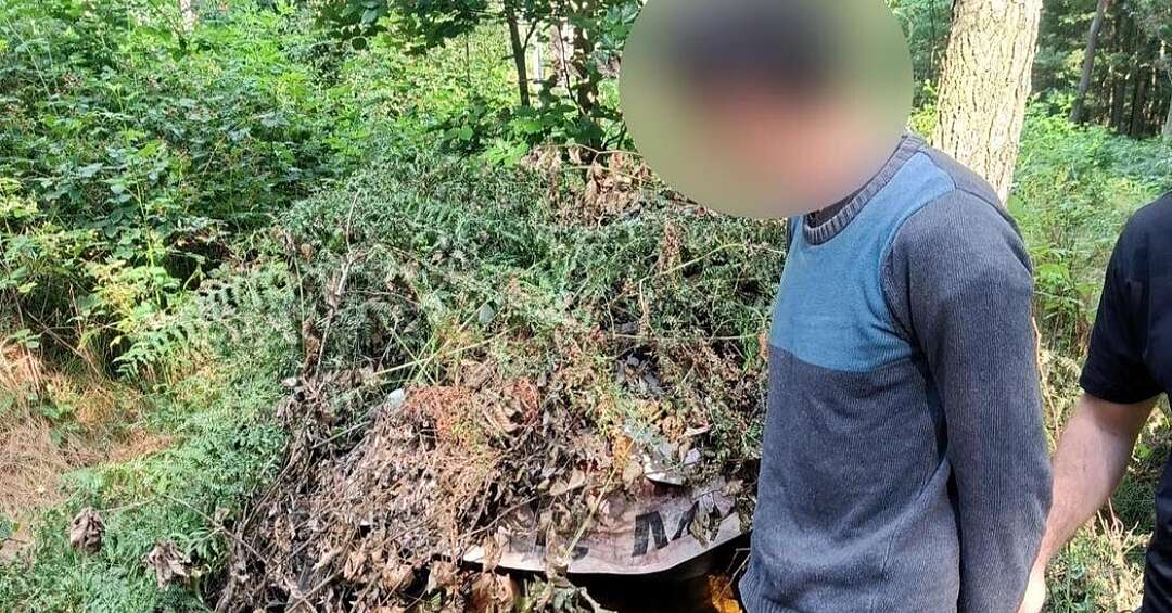 Koczownik w Lesie Murckowskim. 45-latek ukrywał się przed wymiarem sprawiedliwości w zakamuflowanym namiocie