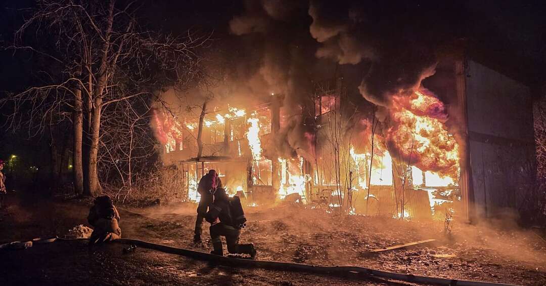 Katowice. Pożar opuszczonego budynku w dzielnicy Zawodzie. Budynek doszczętnie spłonął