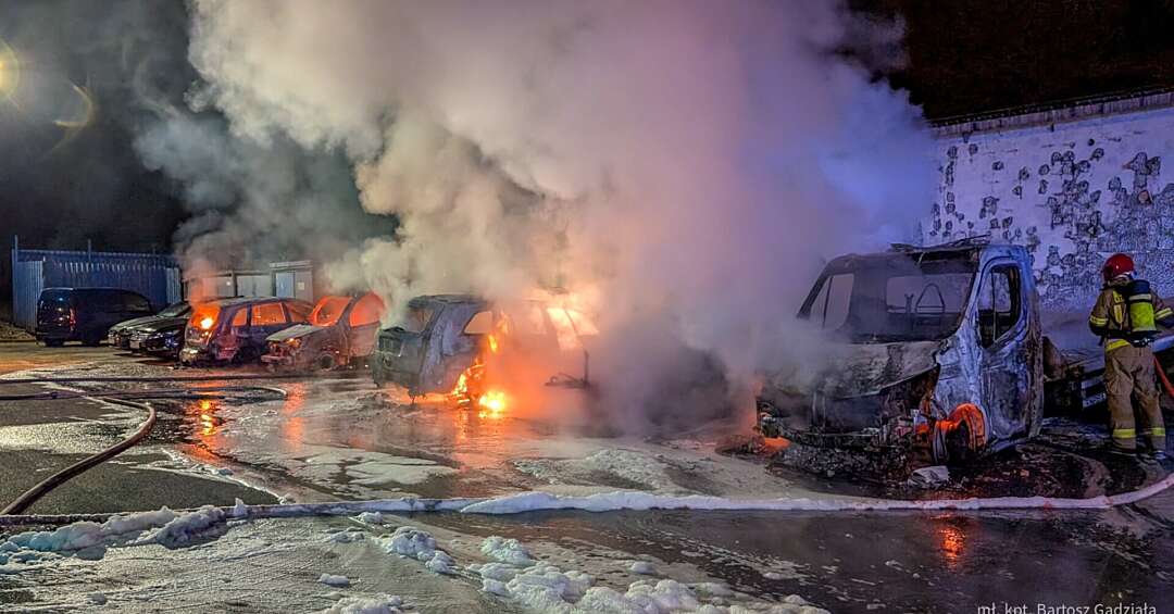 Nocny pożar 9 samochodów w Katowicach Zawodziu. Paliły się auta osobowe, ale też przyczepa kempingowa, laweta i koparka