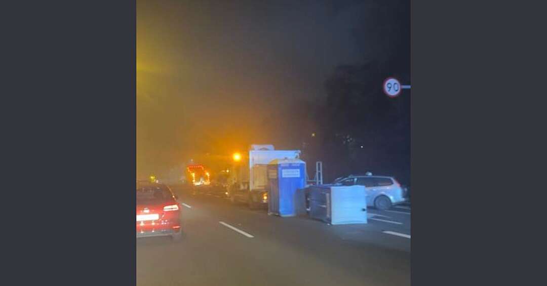 Toi toie zatarasowały przejazd najbardziej ruchliwą drogą w Katowicach. Olbrzymi korek na S86