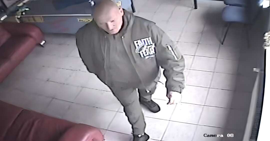 Ukradł samochód z komisu w Katowicach. Rozpoznajecie go?